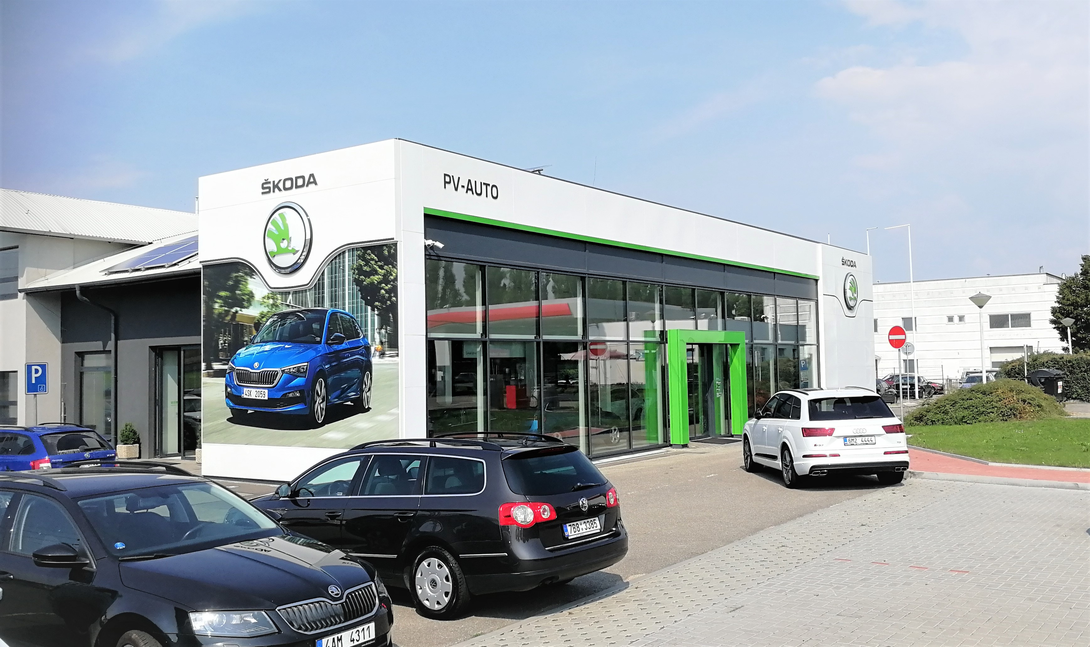 Extension and reconstruktion car showroom 